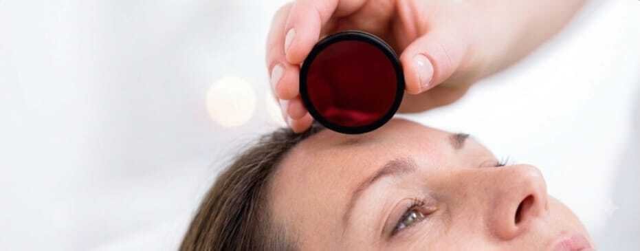A reflector held above the forehead to support focus and clear thinking